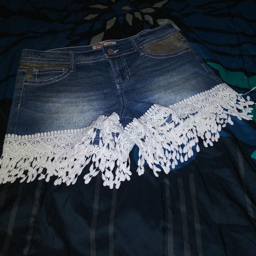 l.e.i denim low-rise camo lace shorts